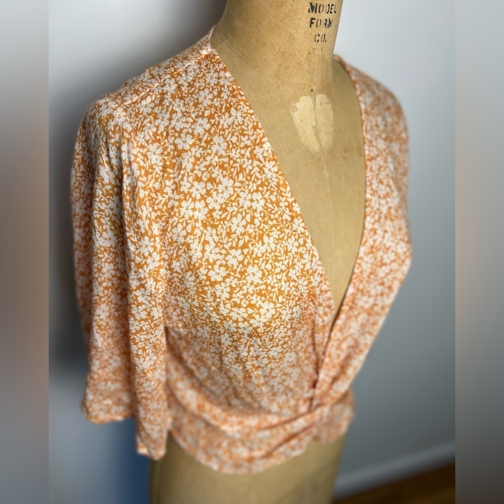 Sage and Label
Gold and white spring floral v neck blouse